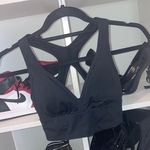 LA SENZA black sports bra top, v-neck